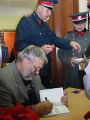 Náhled: Pan Ladislav Beran podepisuje svojí knihu " Kriminální případy 92. policejního revíru".
