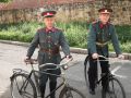 Náhled: Pan instruktor jízdy na bicyklu spolu s panem velitelem školy.