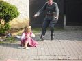 Náhled: Český četnický důstojník v palbě zachraňuje malé dítě.